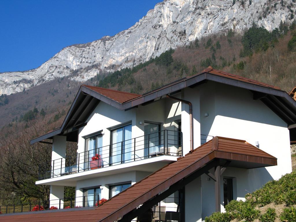 Le Clos Du Lac - Location De Chambres 维里尔·杜·拉克 外观 照片