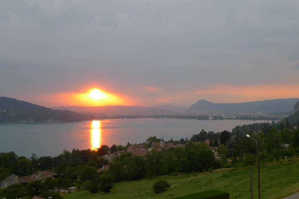 Le Clos Du Lac - Location De Chambres 维里尔·杜·拉克 外观 照片