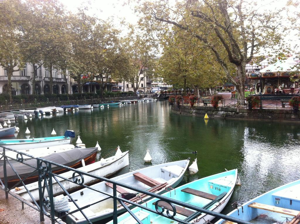 Le Clos Du Lac - Location De Chambres 维里尔·杜·拉克 外观 照片